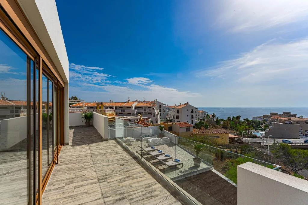 Qué hacer en el sur de Tenerife: vistas al Atlántico desde la terraza de la villa