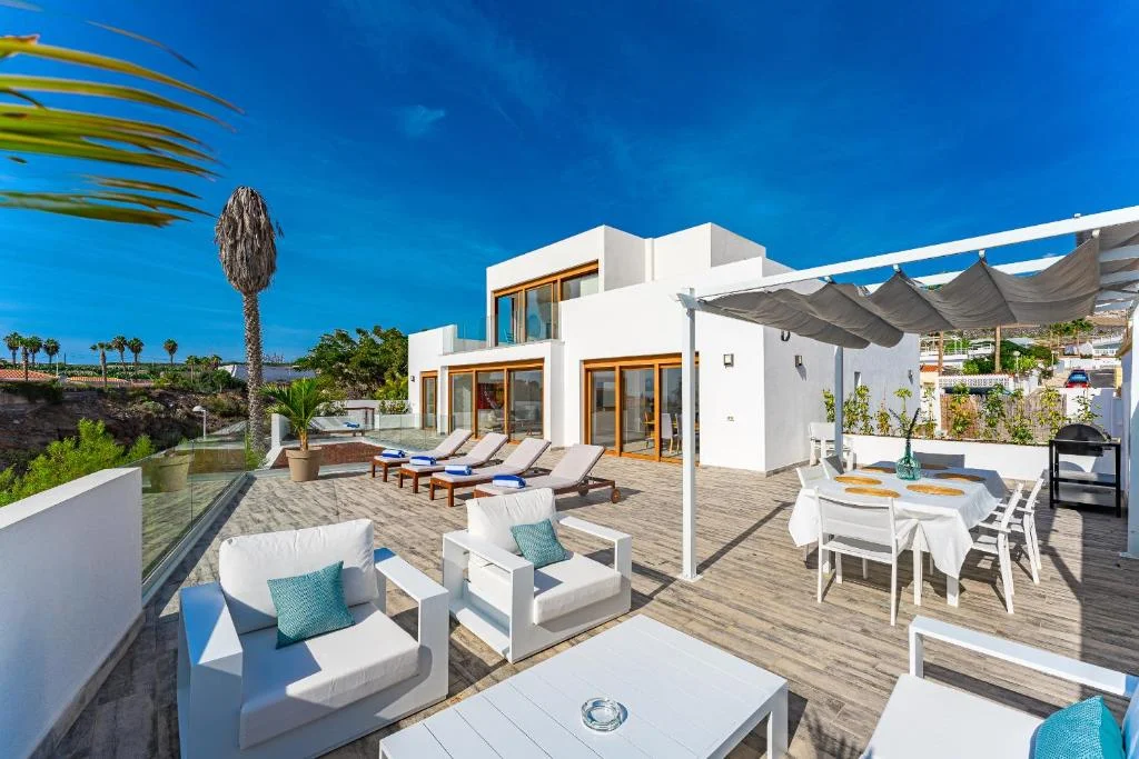 Villa con piscina privada en Tenerife: fachada de Villa Sun con zona de estar exterior
