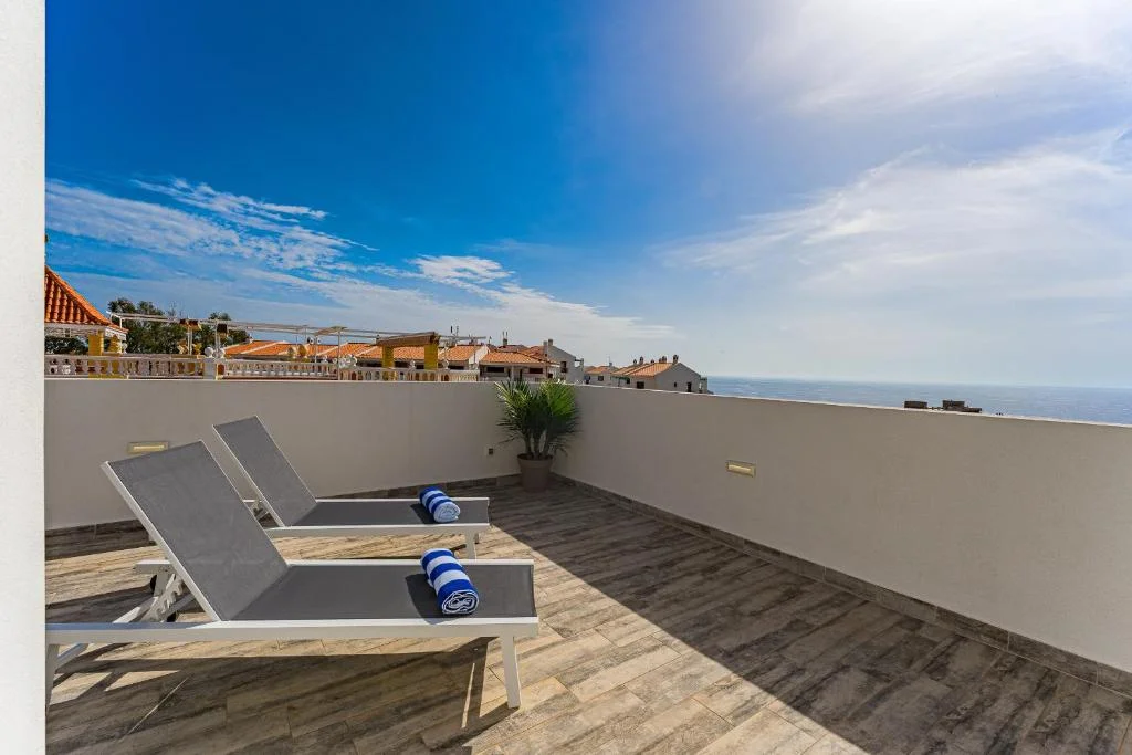 Villa para 12 personas en Tenerife: terraza superior con tumbonas y vistas al horizonte