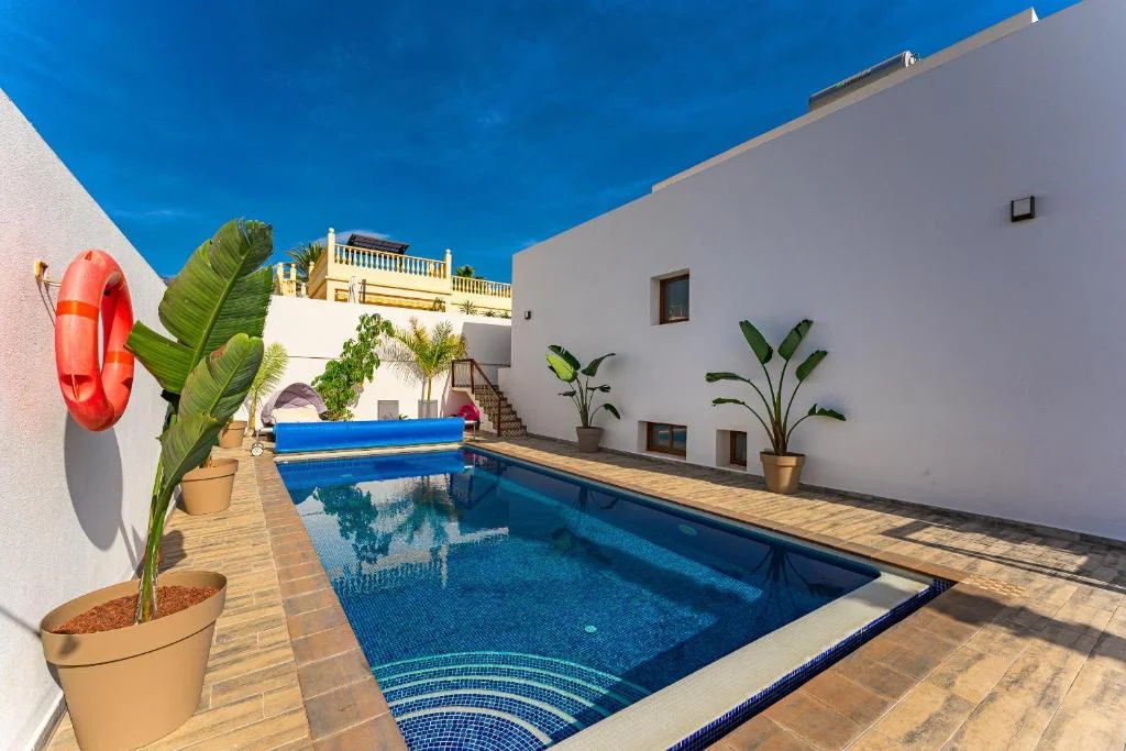 Privater Pool mit Zierpflanzen